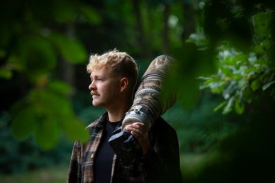 Mads Gregersen bruger sine sanser rigtig meget, når han færdes i naturen. Eksempelvis lytter han sig ofte frem til, hvor der er nogle interessante fugle at fotografere. Til daglig bor han i en lejlighed i Lysbro, hvorfra han ikke har langt til den lokale natur, som han efterhånden kender ganske godt. - Men jeg kører også gerne rundt i hele Danmark for at opleve noget nyt. Det med ture i udlandet, siger mig ikke så meget, fordi jeg er stor fan af den danske natur. Den er fantastisk, siger Mads Gregersen, der fra maj og frem er ude på fototur to-tre gange om ugen.