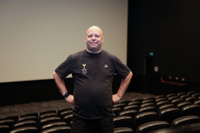 Jakob Schmit-Jensen Føhns er frivillig i Ikast Bio. Sammen med biografchef Bjarne Raabjerg zoomer han ind på den næste del af biografens næsten tre uger lange jubilæumsfejring.