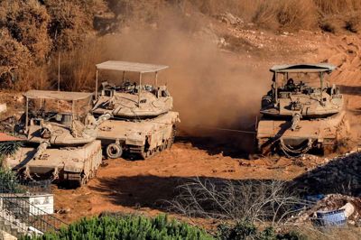 Israelske kampvogne ses i landsbyen Zawtar al-Sharqiyah i det sydlige Libanon 2. august.