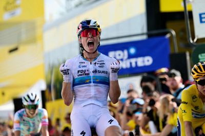 Demi Vollering vandt 5. etape af Tour de France Femmes og kørte flere af de andre favoritter agterud.