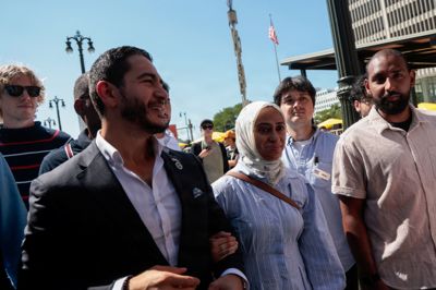 Abdul El-Sayed, vinderen af det demokratiske primærvalg, eskorteres væk fra pressemøde i Michigan.
