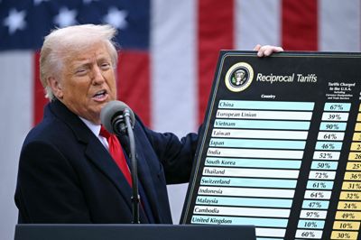 Den amerikanske præsident, Donald Trump, præsenterede i april sidste år omfattende toldsatser for lande verden over. Højesteret har siden erklæret flere af Trumps told-tiltag ulovlige.