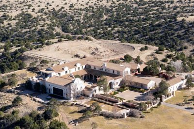 Jeffrey Epstein og flere af hans bekendte er mistænkt for at have seksuelt misbrugt kvinder og piger på ejendommen Zorro Ranch i den amerikanske delstat New Mexico.