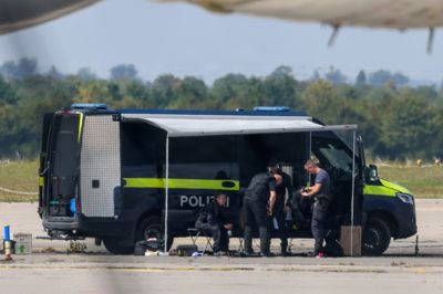Politiet arbejder i lufthavnen Leipzig/Halle, hvor en drone med sprængstof er blevet fundet.