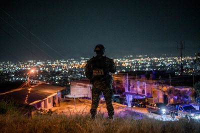 På billede fra tirsdag ses colombiansk soldat i Cali forud for indsættelsen af den nyvalgte Abelardo De la Espriella fredag.