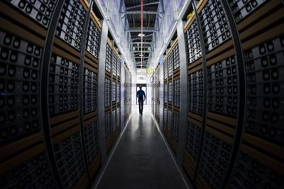 Det betyder blandt andet, at mennesker i en række tilfælde skal kunne se, når de møder kunstig intelligens, eller når indhold er skabt eller manipuleret med det.