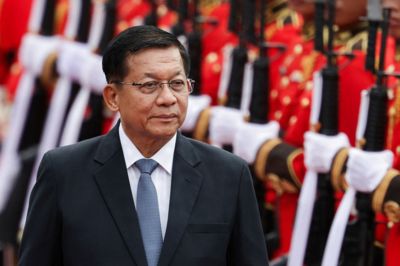 Myanmars præsident, Min Aung Hlaing, har siden han i april skiftede militæruniformen ud med et jakkesæt indledt en diplomatisk offensiv. Torsdag er han ankommet til Thailand. Det er hans første besøg i landet, siden han i april blev indsat som præsident.