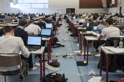 Undervisningsminister Magnus Heunicke (S) opfordrer gymnasiale uddannelser til at lade eleverne lave flere af deres skriftlige opgaver på skolen under kontrollerede forhold.