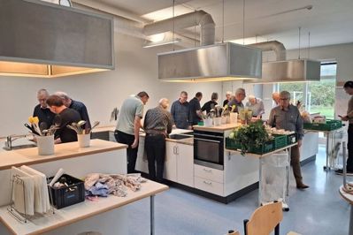 Lions Videbæk har mange tilbud, der er rettet mod andre, men her er medlemmerne samlet i skolekøkkenet på Videbæk Skole til et internt socialt arrangement.