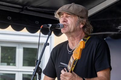 Ole "Gas" gav koncert på Torvet ved Skives gamle smukke rådhus.