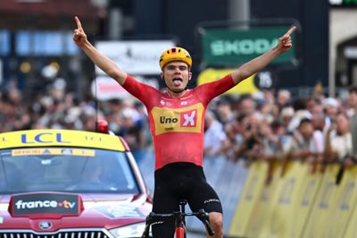 Anthon Charmig hentede i begyndelsen af juni karrierens hidtil største sejr, da han vandt anden etape i Tour Auvergne - Rhone Alpes. I slutningen af juni vandt han så DM-bronze i Herning. Lørdag er han tilbage for at køre gadeløbet.