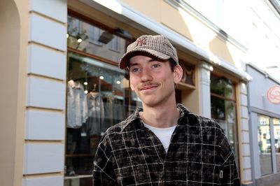 - I folkeskolen rakte jeg aldrig hånden op, og jeg har aldrig fået høje karakterer. Hverken i folkeskolen eller på EUX. Som butikselev på skole rakte jeg jo nærmest hånden op i hver time og fik 10 og 12. Man alting er meget lettere, når det er noget, man selv vælger og har interesse i, siger 21-årige Silas Kejser, daglig leder af AndGods på Søndergade.