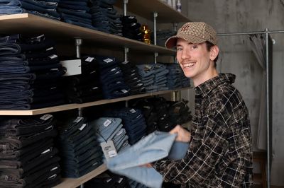 - Detailhandlen og de fysiske butikker skal nok overleve, men det kræver meget af butikkerne. Jeg forstår godt, hvis kunderne ikke gider kommer ind i den fysiske butik, hvis de mærker, der kun handler om salg. Vi skal være personlige og ærlige. Det tror jeg, er vigtigt, siger Silas Kejser, daglig leder af AndGods på Søndergade.