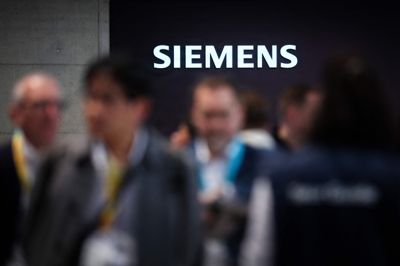 Industrikoncernen Siemens hæver sine forventninger til året efter et kvartal med vækst og øget ordreindgang.