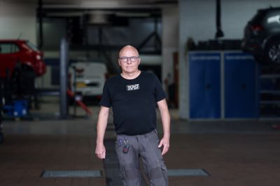 Bjarke Willumsens arbejdsopgaver og hverdagens gang her på Eli Christensens Vej har ændret sig meget i 45 år, og her mærkes tydeligt, hvordan danskerne skifter over til elbil. Det har ændret opgaverne, men det gør bestemt ingenting.