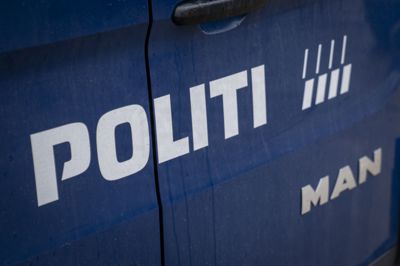 Politiet har anholdt en 19-årig mand, der sættes i forbindelse med en sag, hvor to teenagepiger siden maj har siddet fængslet.