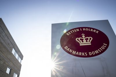 En mor og hendes datter er tiltalt for at have smuglet omkring 68 kilo kokain ind i Danmark. Torsdag er de i Retten i Holbæk, hvor en domsmandsret skal afgøre, om de er skyldige i tiltalen.