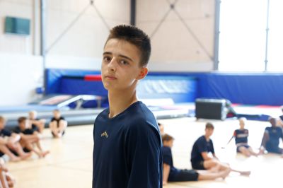14-årige Andrés Hernando er ishockeymålmand i klubben SAD Majadahonda nær Madrid. Ishockey i Spanien er en marginal sport, og niveauet er ikke højt. Derfor er han sammen med sin lillebror blandt de 133 deltagere på ugens Hockey Camp i Herning Ishockey Klub. Her er han fotograferet til gymnastiktræningen, som er en del af campens mange aktiviteter.