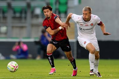 FC Midtjylland og Rasmus Nissen Kristensen (t.h.) - her mod Bohemians' Connor Parsons - måtte slide hårdt for torsdagens sejr i Dublin.