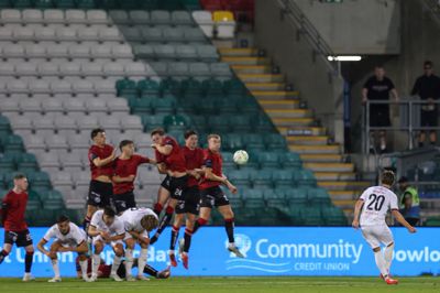 Valdemar Byskov sender bolden over muren og i mål på et frispark, der bragte FC Midtjylland foran 2-0 mod Bohemians.