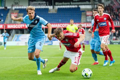 Silkeborg IF's Oliver Ross i aktion med Randers FCs Daniel Høegh. Nu venter en tur til Vejle.