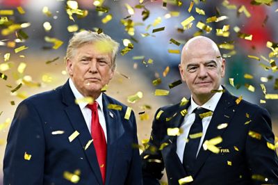 Fifas præsident, Gianni Infantino, og USA's præsident, Donald Trump, ses sammen efter pokaloverrækkelsen til VM-finalen i juli.