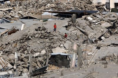 Palæstinensere ses på billede fra onsdag ved murbrokker fra ødelagt bygning i flygtningelejr i den nordlige del af Gazastriben. En unavngiven kilde fra fredsrådet Board of Peace har sagt til AFP, at ISF i Gaza vil være ansvarlig for en såkaldt humanitær zone.