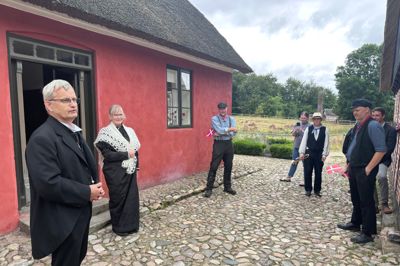 Konservatortekniker Christian Østergaard var som altid under sommerens levendegørelse i rollen som præst, da hustruen, Anette, og de mange frivillige og ansatte på Hjerl Hede fejrede hans 25-års jubilæum på frilandsmuseet med et surprise party og en æresrunde i hestevogn på hans elskede arbejdsplads.