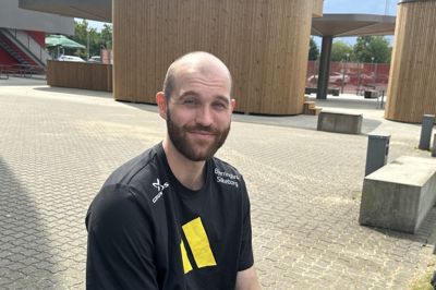 Sebastian Frandsen har søgt efter et hus i Silkeborg, men de høje priser har fået ham til at købe hus i Gjellerup ved Herning. Foreløbig bor han i et rækkehus i Gubsø-området.