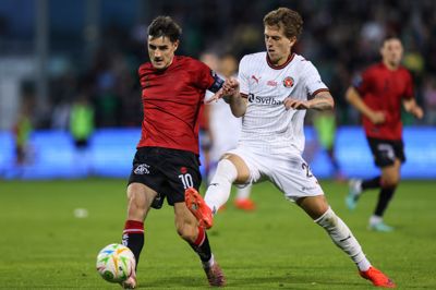 Valdemar Byskov (t.h.) - der her udfordrer Bohemians' Dawson Devoy - leverede en smuk scoring direkte på frispark. Men FC Midtjylland havde ingen nem torsdag aften i Dublin.