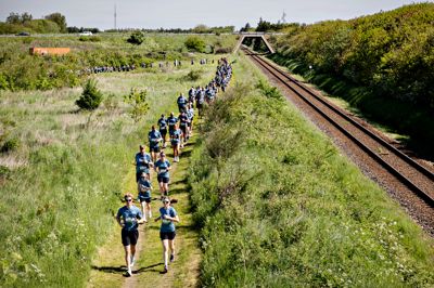 En slange af tusindvis af løbere sneglede sig i juni gennem landskabet ved Ringkøbing i forbindelse med Royal Run. Nu vil Ringkøbing-Skjern Kommune forsøge at genskabe den oplevelse med et nyt og gratis løbearrangement.