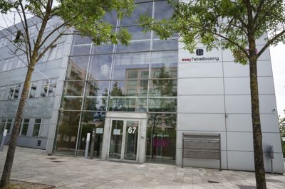 Elselskabet Velkommen har hovedkontor i Ørestaden. Koncernen er blandt andet blevet kritiseret for at have krævet høje acontobeløb fra kunder, som efterfølgende har haft vanskeligt ved at få deres tilgodehavender tilbage.