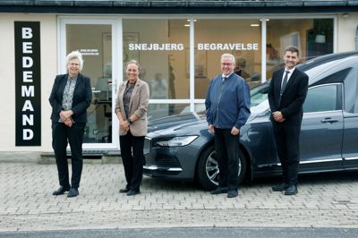 Siden 1. juli har fire bedemænd delt ejerskabet af anpartsselskabet Bach og Vestergaard Begravelse, og der er oprettet en ny afdeling i Snejbjerg. Fra venstre: Lisbeth Vestergaard, Maria Bach Moesgaard Klausen, Ole Gaardbo Hansen samt Finn Vestergaard.