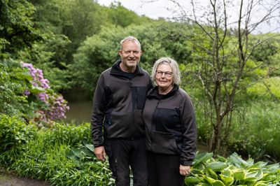 Leif og Lene Voigt har fundet en fælles mening med det hele igen efter nogle hårde år her i besøgshaven Kræmmerhuset. De elsker, når folk kommer forbi, og naturligvis også børn samt børnebørn.