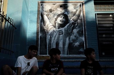 Diego Maradona døde i 2020, men legenden om den argentinske fodboldhelt lever videre i hjemlandet og i fodboldhistorien.