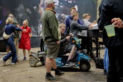 På trods af udfordringer med det bakkede, østjyske landskab, er det fortsat vigtigt for Smukfest, at festivalen er tilgængelig for gæster med handicap - også på området ved den nye elektroniske scene, Ekko.