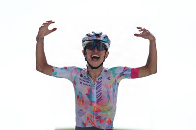 Polske Katarzyna Niewiadoma-Phinney jubler på toppen af Mont Ventoux, hvor hun vandt 7. etape af Tour de France Femmes.