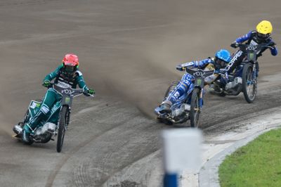 Leon Madsen (i rød hjelm) var flyvende for det danske hold i fredagens VM-semifinale.