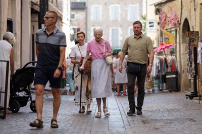 86-årige dronning Margrethe er ifølge kongehuset på et privat ophold på Chateau de Cayx ved Cahors. Lørdag var hun på marked i Cahors, fremgår det af billeder.