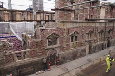 I udstillingen kan man blandt andet kigge ud over byggepladsen, hvor genopførelsen af Børsen foregår.