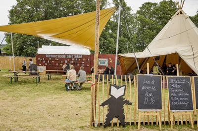 På campingområdet Kærligheden har Smukfest etableret et såkaldt menneskebibliotek, hvor gæsterne kan »låne et menneske« til en samtale fordomme.