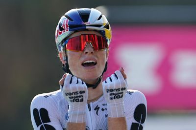 Demi Vollering jubler efter sin sejr på 8. etape i Tour de France Femmes.