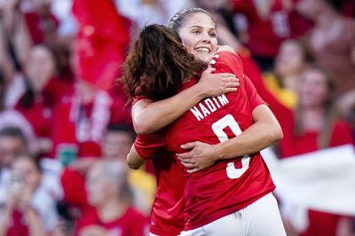 Holdkammeraterne Mille Gejl og Nadia Nadim var lørdag eftermiddag med til at sende HB Køge videre i Champions League-kvalifikationen. Her ses de sammen i en kamp for landsholdet.