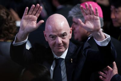 Fifas præsident, Gianni Infantino, er kommet i modvind i forbindelse med et forslag om at åbne VM for private investorer. Han måtte dog droppe idéen, da kritikken blev for stor.