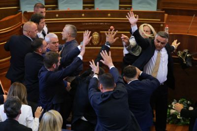 Folk i Kosovos parlamentet forsøger at afværge æggeangrebet fra oppositionspolitiker Time Kadriaj i parlamentet lørdag.