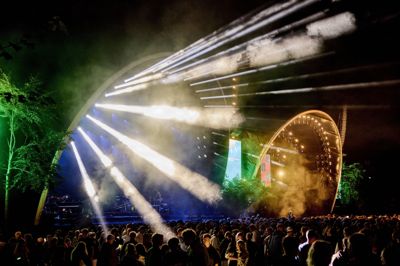 Med 38.00 gæster til koncert med The Minds of 99 blev presset for stort, og to gæster besvimede, mens ti personer måtte hjælpes over disken til en bar ved Bøgepladsen på Smukfest.