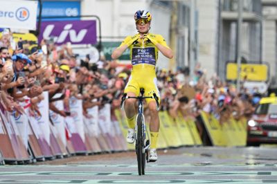 Demi Vollering kørte alene over målstregen i Nice, hvor hun kunne fejre den samlede sejr i Tour de France Femmes.