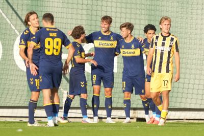 Brøndby-spillerne jubler sammen efter 2-0-scoringen mod AC Horsens.
