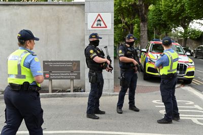 Politibetjente afventer Kinahans ankomst ved domstol i Dublin. Medlemmer af militæret er også involveret i operationen.