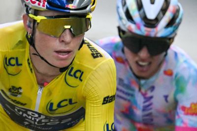 Demi Vollering (til venstre) satte Katarzyna Niewiadoma-Phinney (til højre) til vægs på 9. og sidste etape og sikrede sig den samlede sejr i Tour de France Femmes.